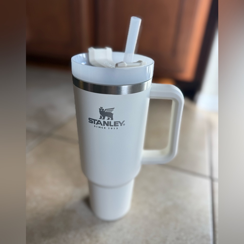 Stanley Tumbler 40 oz. Good pre-loved condition.